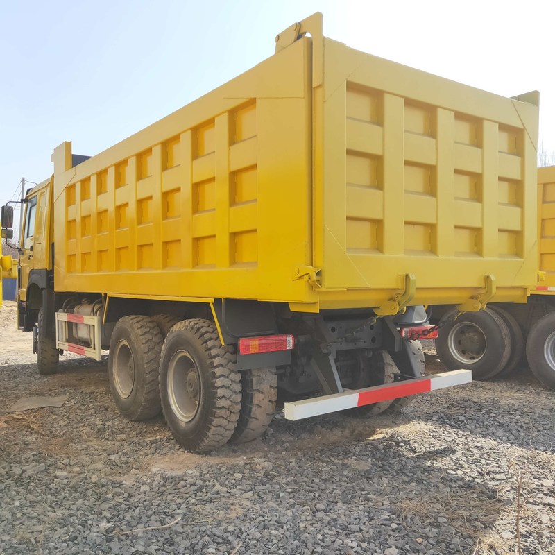 6x4 diesel camion de décharge d'occasion à bascule de seconde main Howo 371hp diesel manuel