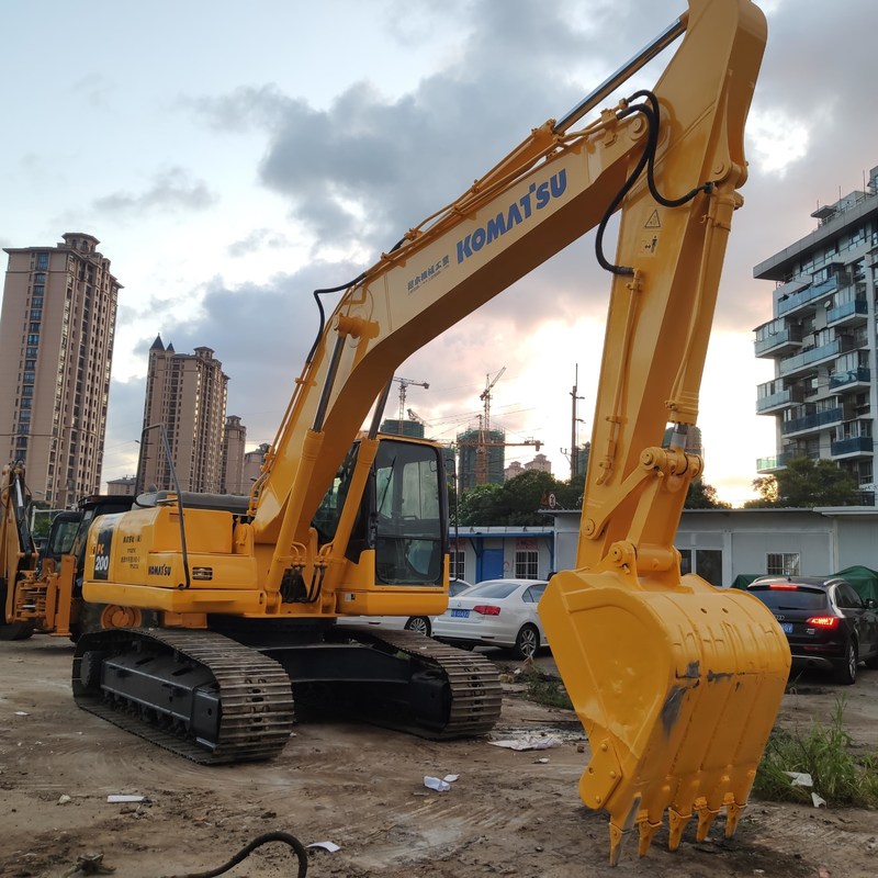 Excavateur Komatsu PC200-7 d'occasion 20 tonnes moyen type creuseur 107kw