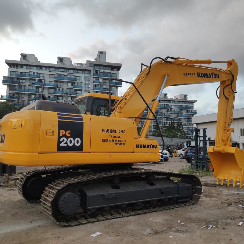 Excavateur Komatsu PC200-7 d'occasion 20 tonnes moyen type creuseur 107kw