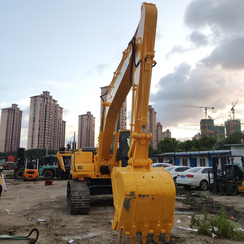 Excavateur Komatsu PC200-7 d'occasion 20 tonnes moyen type creuseur 107kw