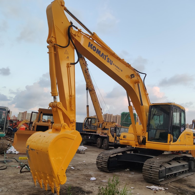 Excavateur Komatsu PC200-7 d'occasion 20 tonnes moyen type creuseur 107kw