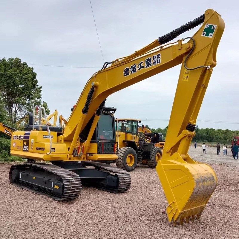 Excavateur Komatsu PC200-8 d'occasion de type moyen de 20 tonnes