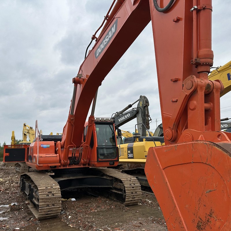 Excavatrice chenillée d'occasion 42 tonnes de type Doosan Digger DH420LC-7 d'occasion, grande 210kw