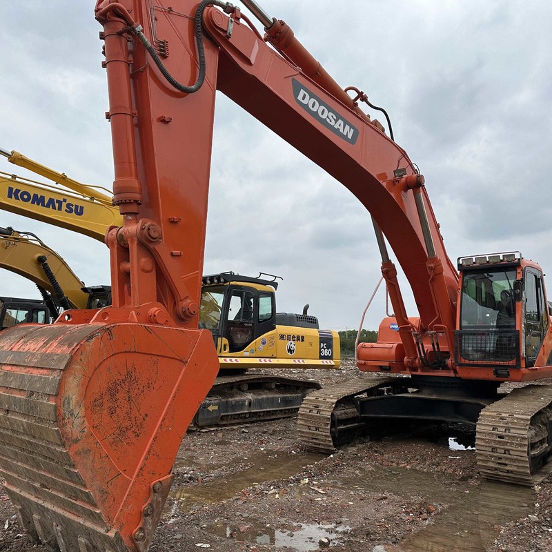 Excavatrice chenillée d'occasion 42 tonnes de type Doosan Digger DH420LC-7 d'occasion, grande 210kw