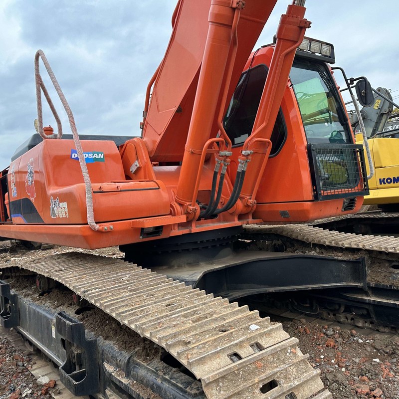 Excavatrice chenillée d'occasion 42 tonnes de type Doosan Digger DH420LC-7 d'occasion, grande 210kw