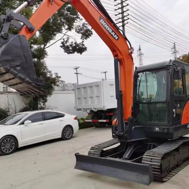 Utilisé Doosan Digger DX55 d'occasion 5,5 tonnes petit type mini creuseuse creuseuse 36,2kw
