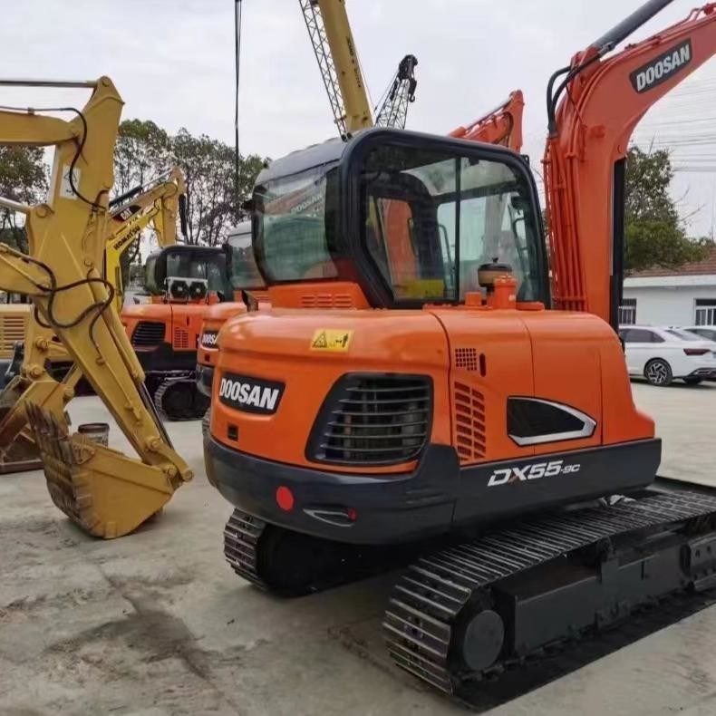 Utilisé Doosan Digger DX55 d'occasion 5,5 tonnes petit type mini creuseuse creuseuse 36,2kw