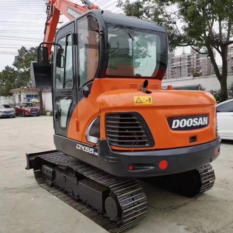 Utilisé Doosan Digger DX55 d'occasion 5,5 tonnes petit type mini creuseuse creuseuse 36,2kw