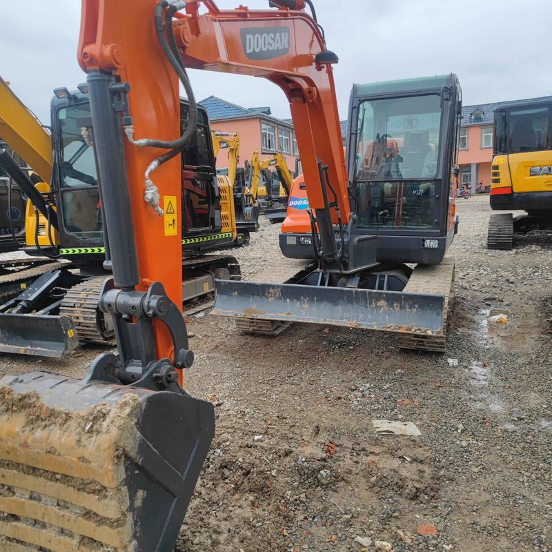 Excavateur mini-crawler de type petit de 6 tonnes d'occasion de 39,7 kW