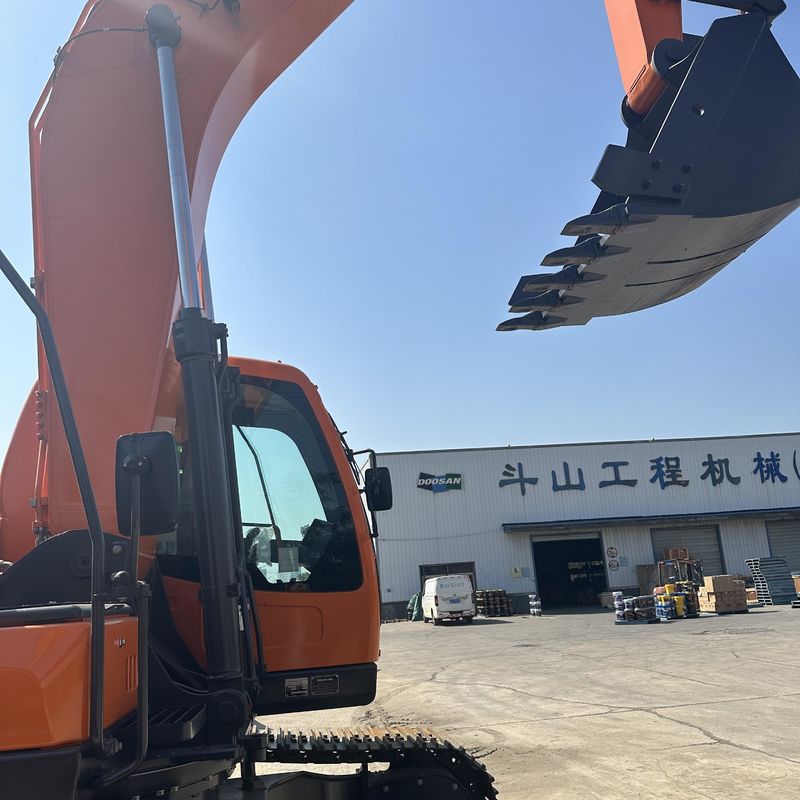 Excavateur Doosan Digger DX205 d'occasion de type moyen de 21 tonnes