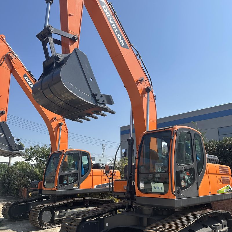 Excavateur Doosan Digger DX205 d'occasion de type moyen de 21 tonnes