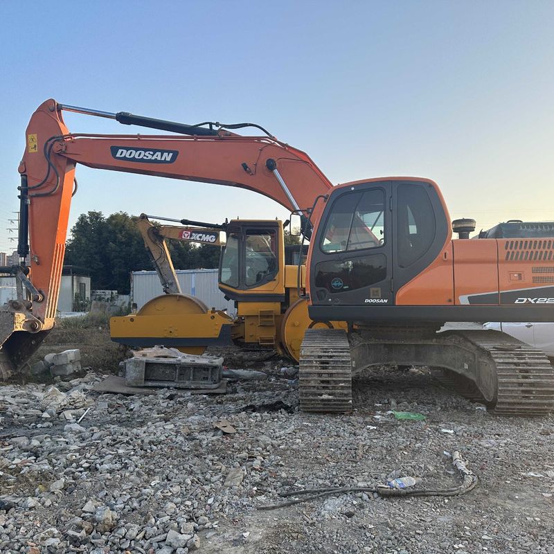 Excavateur Doosan Digger DX220 d'occasion de 22 tonnes