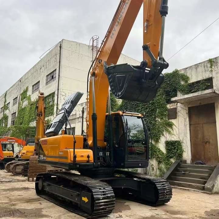 Hyundai Digger R220-9S d'occasion Excavatrice à rampe de type moyen de 22 tonnes