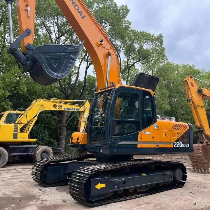 Hyundai Digger R220-9S d'occasion Excavatrice à rampe de type moyen de 22 tonnes