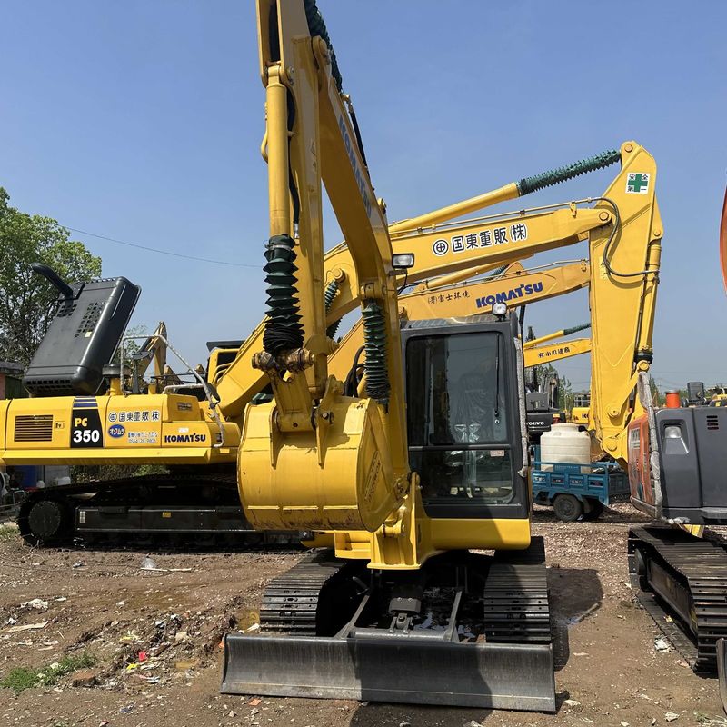 Excavateur Komatsu PC56-7 d'occasion de petite taille