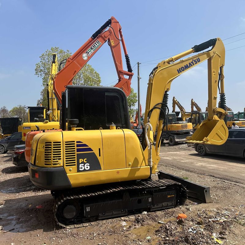 Excavateur Komatsu PC56-7 d'occasion de petite taille