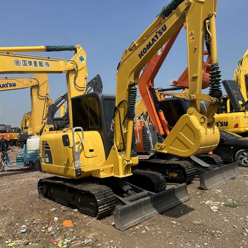 Excavateur Komatsu PC56-7 d'occasion de petite taille