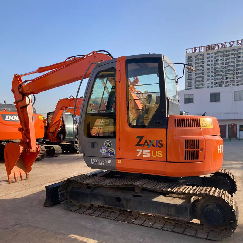 Hitachi ZX75US Excavateur d'occasion Hydraulique 7 Tonnes Moyenne taille 40.3kw avec 0.33m3 seau