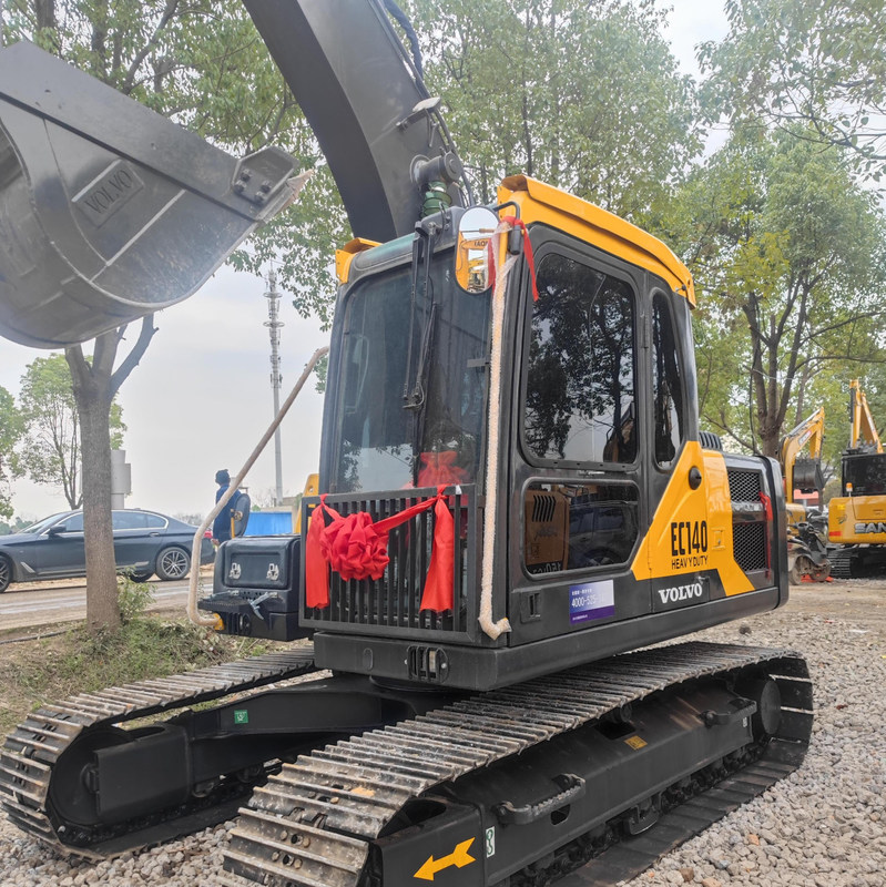 Travailleur de machines d'excavatrice d'occasion VOL EC140 14 Tonnes Excavateur à rampe 77.4kw