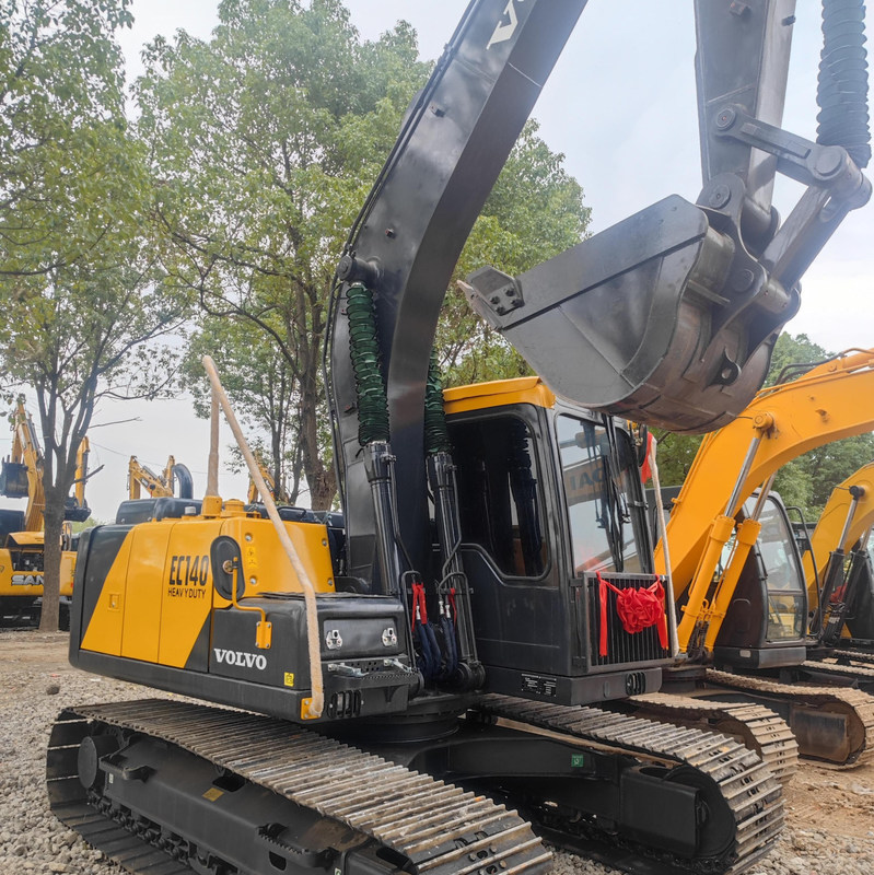 Travailleur de machines d'excavatrice d'occasion VOL EC140 14 Tonnes Excavateur à rampe 77.4kw
