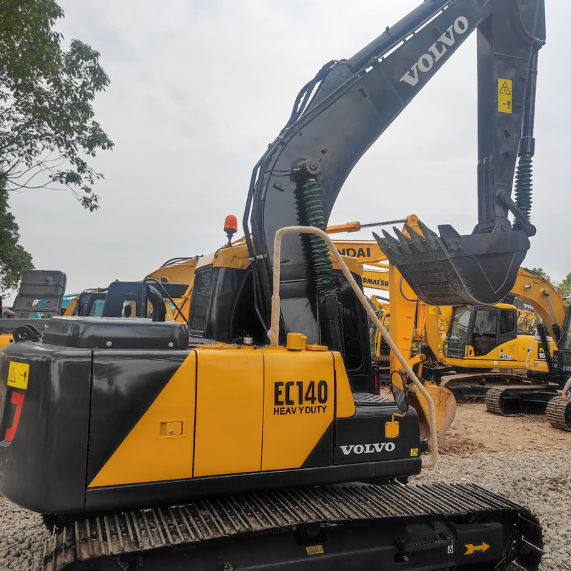 Travailleur de machines d'excavatrice d'occasion VOL EC140 14 Tonnes Excavateur à rampe 77.4kw