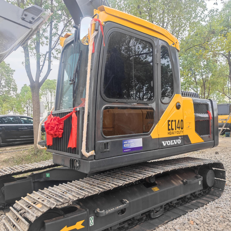 Travailleur de machines d'excavatrice d'occasion VOL EC140 14 Tonnes Excavateur à rampe 77.4kw