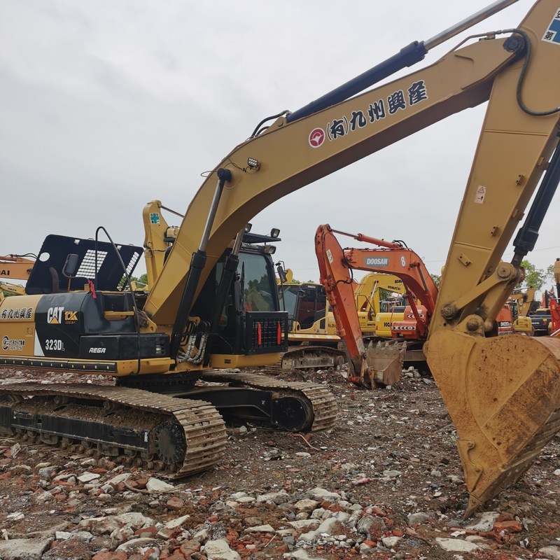 Excavateur ancien CAT 323DL 2ème main Excavators 23 Tonnes 110kw avec un seau de 1,2m3