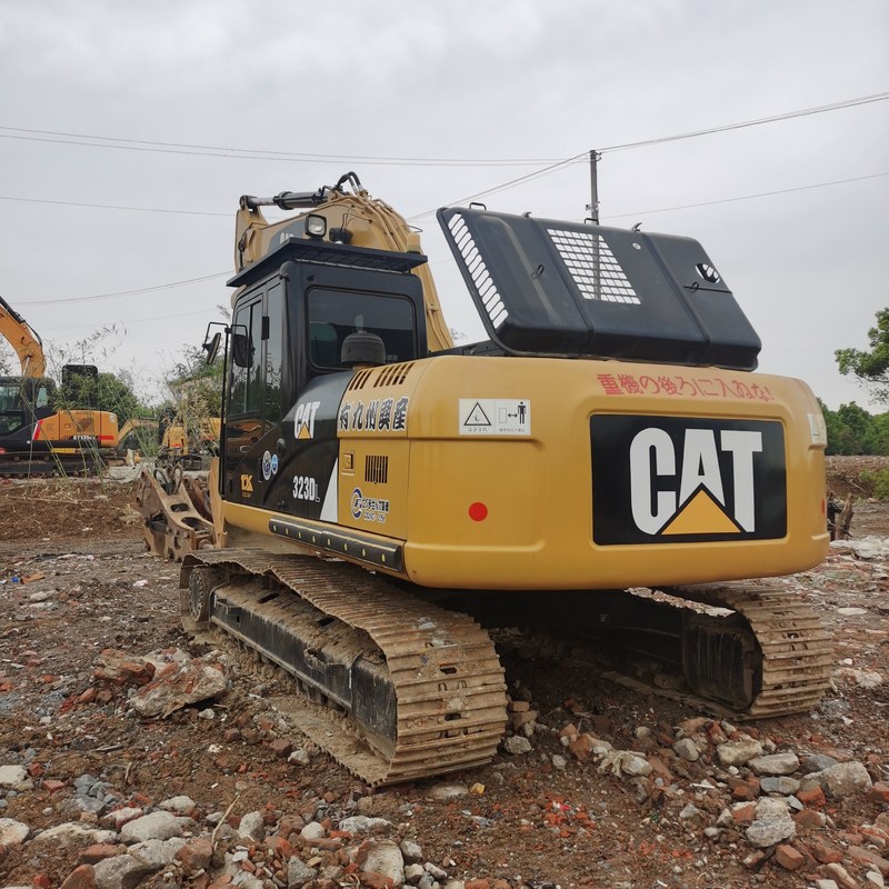 Excavateur ancien CAT 323DL 2ème main Excavators 23 Tonnes 110kw avec un seau de 1,2m3