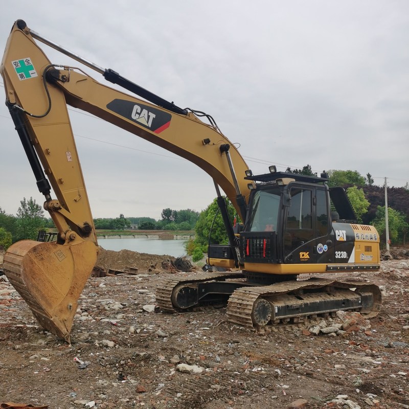 Excavateur ancien CAT 323DL 2ème main Excavators 23 Tonnes 110kw avec un seau de 1,2m3