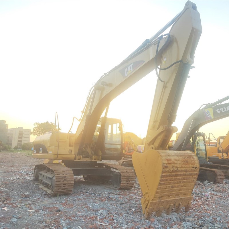 Excavatrice CAT 325C d'occasion, pelle à usage moyen de 25 tonnes avec godet de 1,5 m3