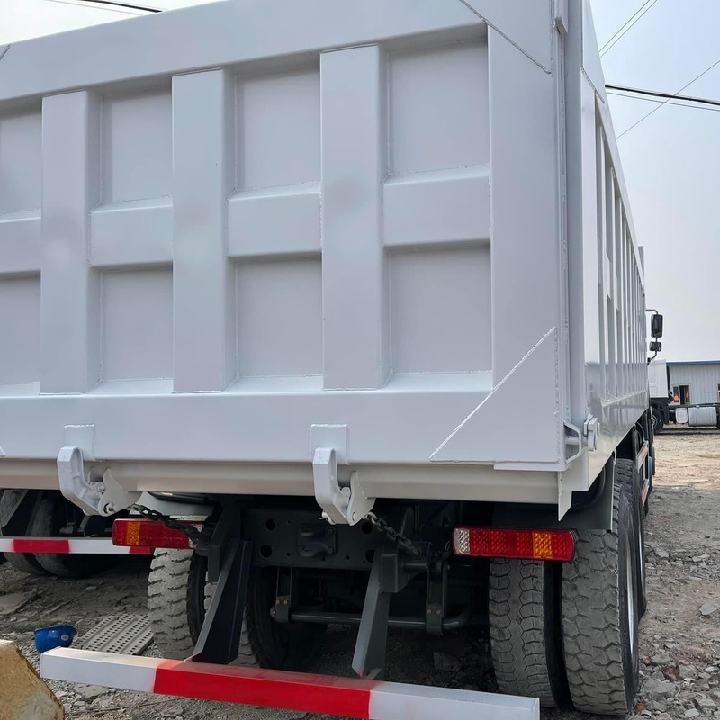 Reprise de possession Howo 375 Sinotruk Howo 8x4 Dump Truck Benne 40T diesel manuel