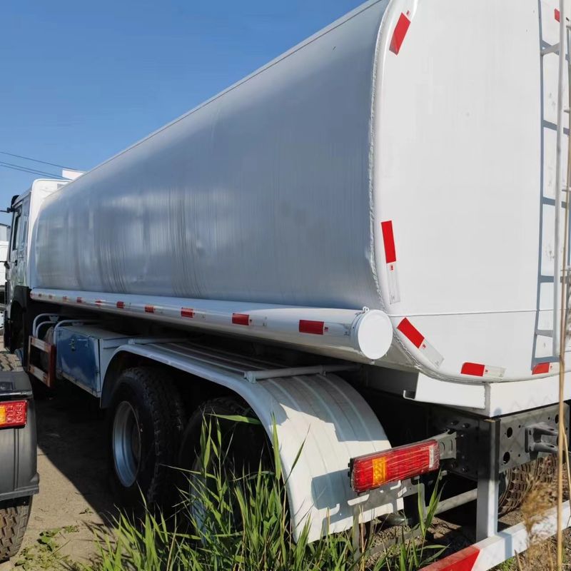Sinotruk Howo 371 camion pétrolier 2000L 8x4 de seconde main pour la livraison de carburant