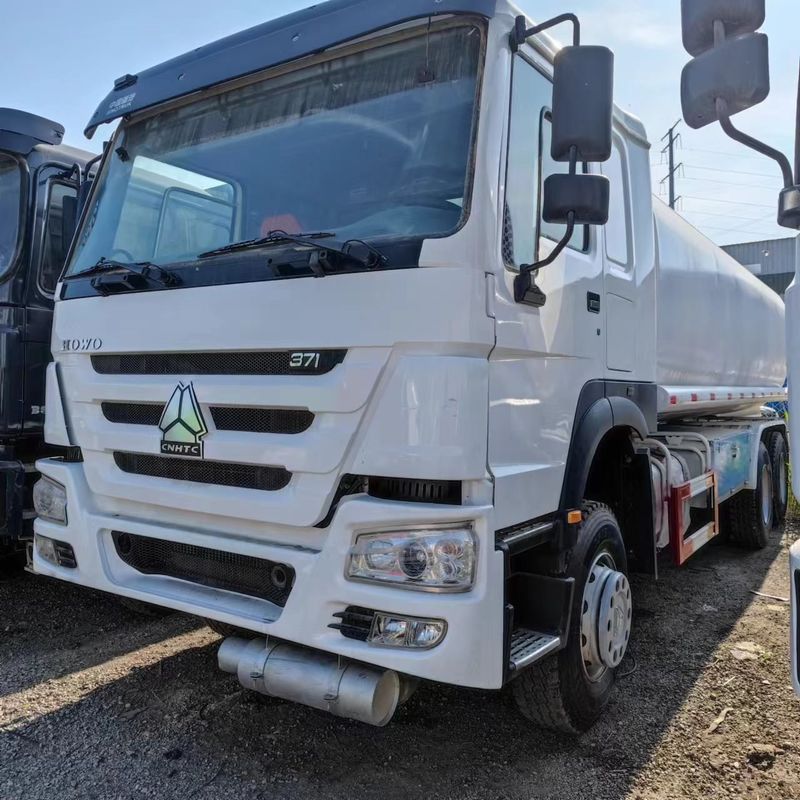 Sinotruk Howo 371 camion pétrolier 2000L 8x4 de seconde main pour la livraison de carburant