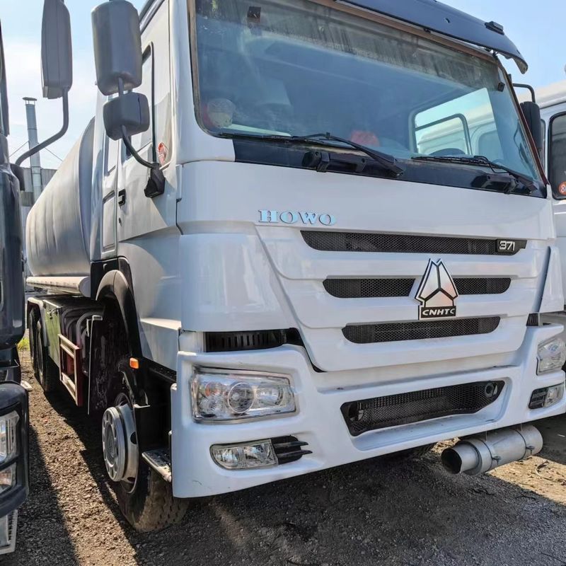 Sinotruk Howo 371 camion pétrolier 2000L 8x4 de seconde main pour la livraison de carburant