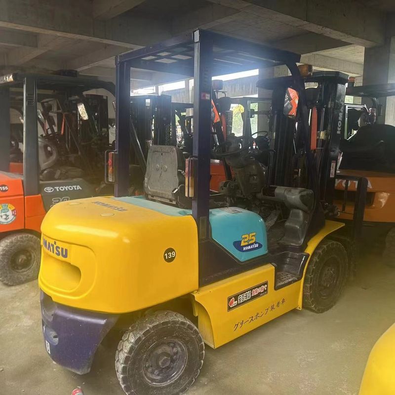 Équipement de manutention de matériaux à trois étages pour chariot élévateur à fourche d'occasion Komatsu FD25 2,5 tonnes