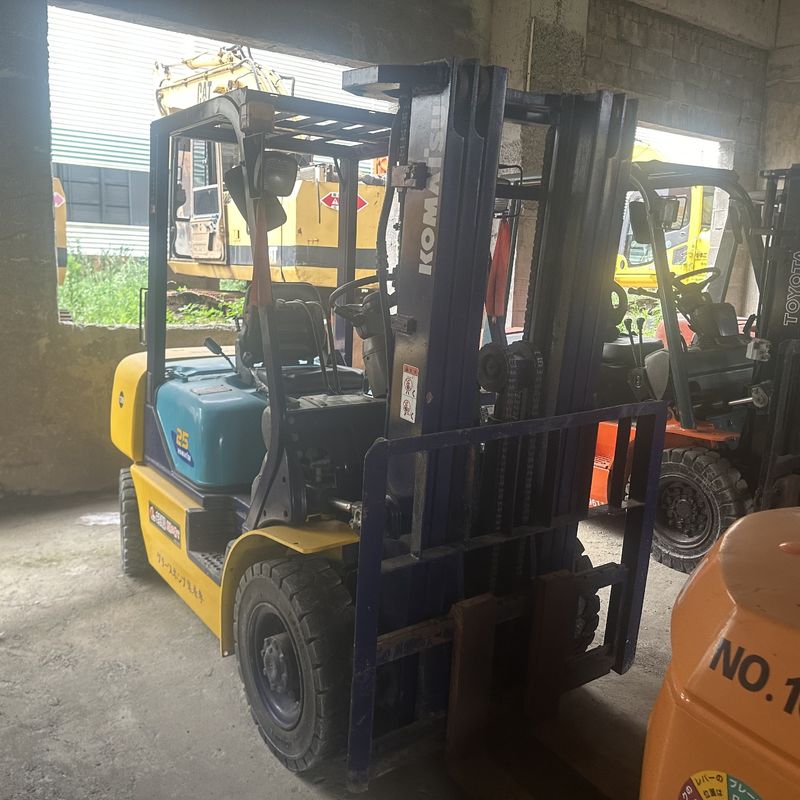 Équipement de manutention de matériaux à trois étages pour chariot élévateur à fourche d'occasion Komatsu FD25 2,5 tonnes
