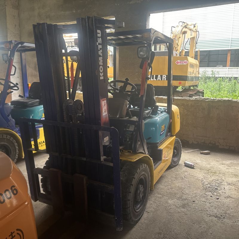 Équipement de manutention de matériaux à trois étages pour chariot élévateur à fourche d'occasion Komatsu FD25 2,5 tonnes