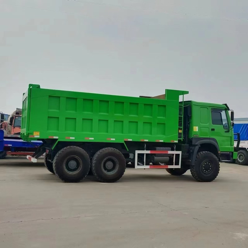 Camion à ordures d'occasion Howo 371hp Sinotruk Howo 6x6 à 6 roues diesel manuel