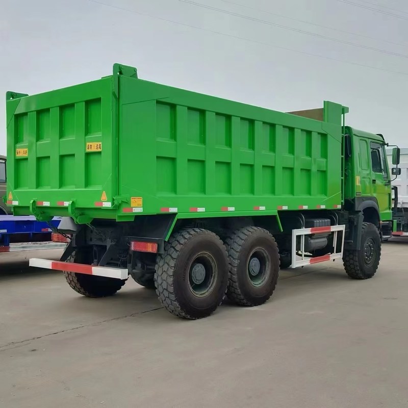 Camion à ordures d'occasion Howo 371hp Sinotruk Howo 6x6 à 6 roues diesel manuel