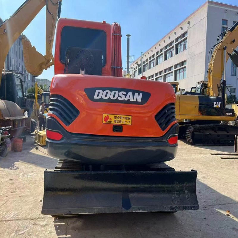 Excavateur mini utilisé Doosan DX75 compact polyvalent 39.7kw 0.28m3