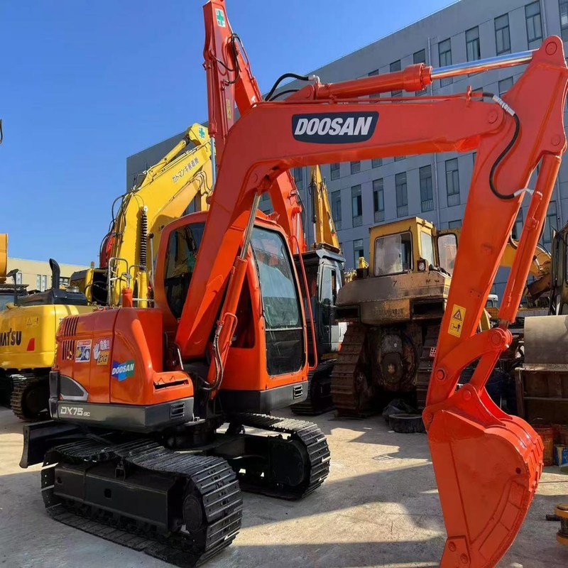 Excavateur mini utilisé Doosan DX75 compact polyvalent 39.7kw 0.28m3