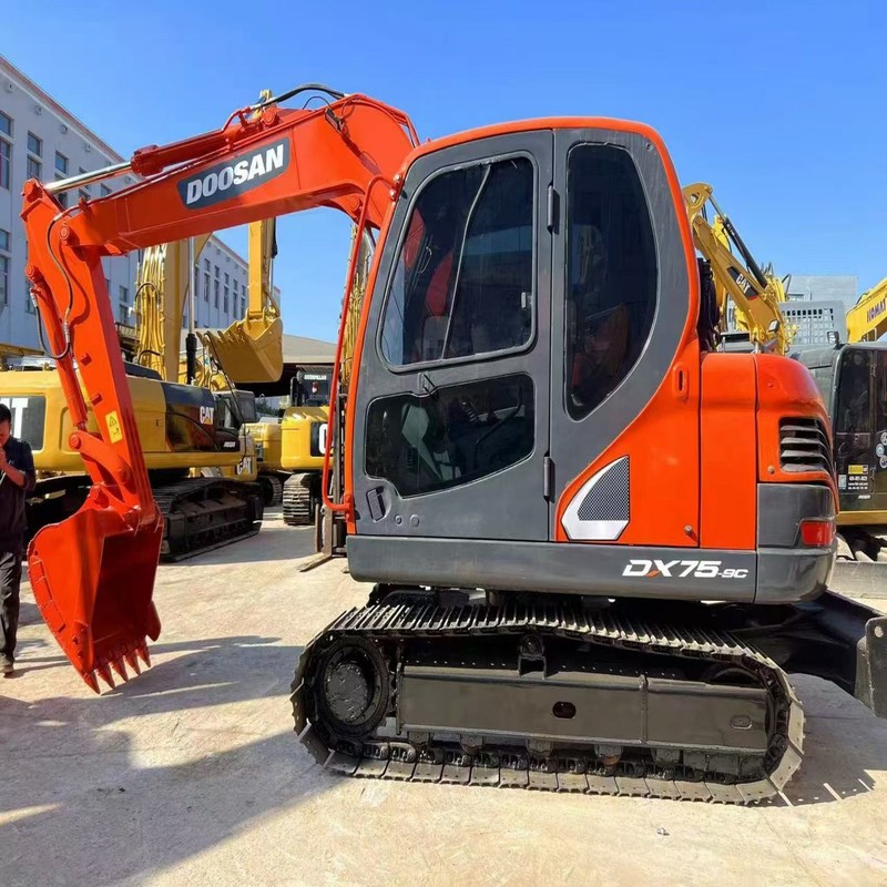 Excavateur mini utilisé Doosan DX75 compact polyvalent 39.7kw 0.28m3