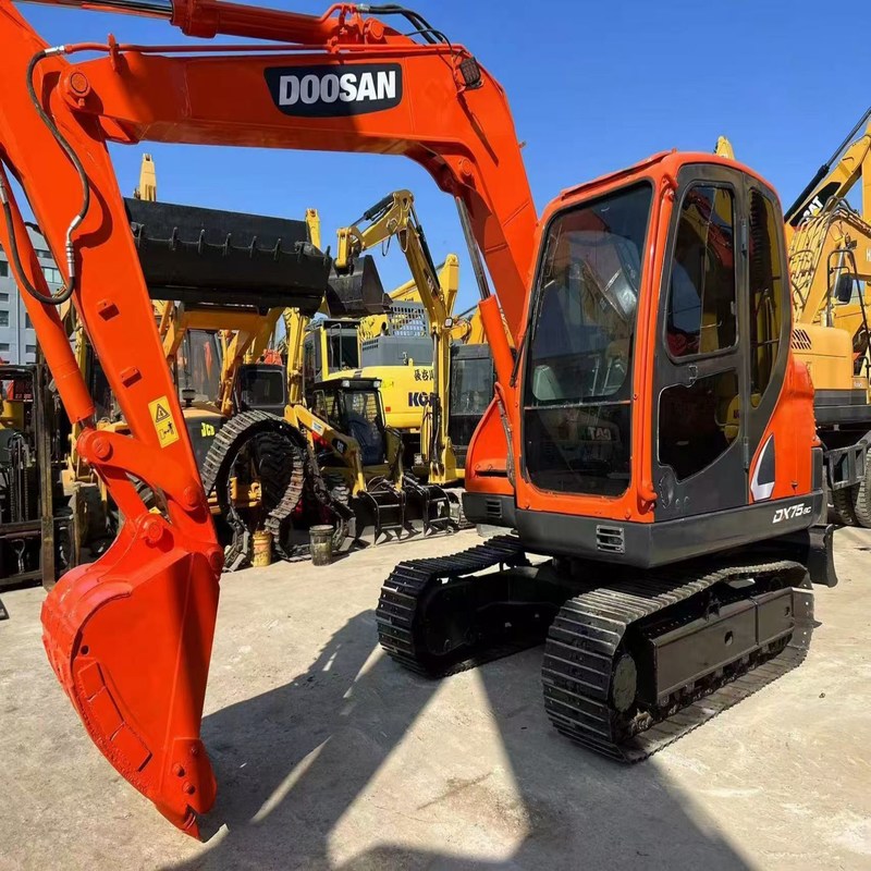 Excavateur mini utilisé Doosan DX75 compact polyvalent 39.7kw 0.28m3