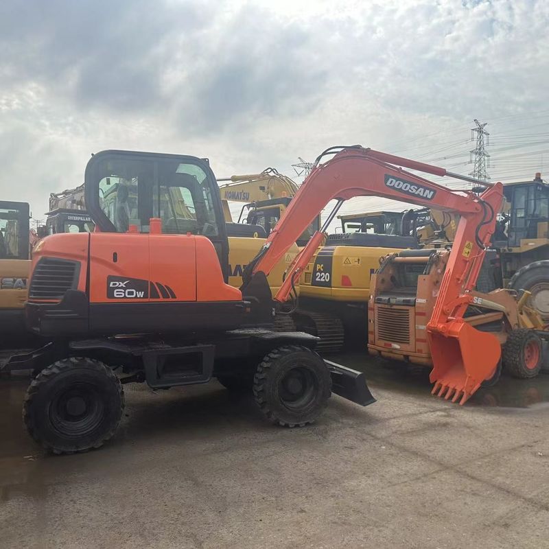 Excavateur à roues miniature de type petit de 6 tonnes d'occasion