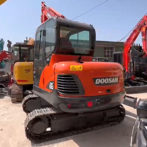 Excavateur mini-tracé Doosan DX60 d'occasion de 6 tonnes pour travaux à petite échelle