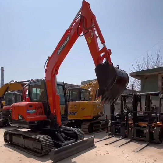 Excavateur mini-tracé Doosan DX60 d'occasion de 6 tonnes pour travaux à petite échelle