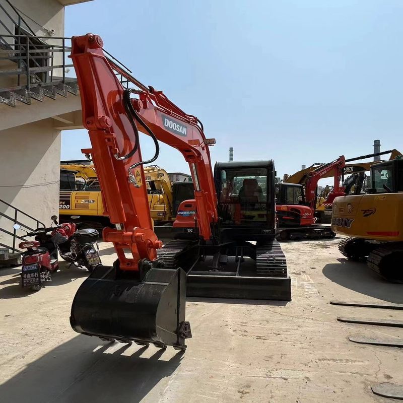 Excavateur mini-tracé Doosan DX60 d'occasion de 6 tonnes pour travaux à petite échelle