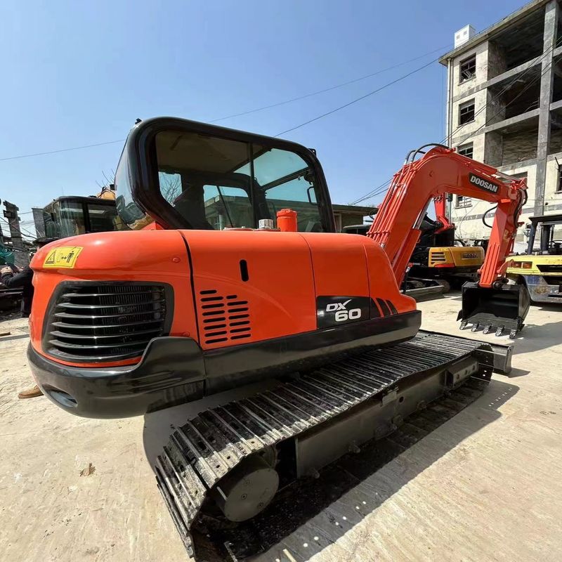 Excavateur mini-tracé Doosan DX60 d'occasion de 6 tonnes pour travaux à petite échelle