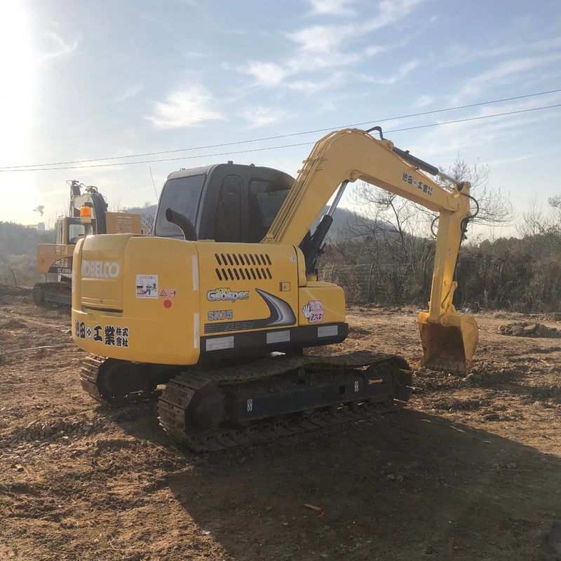 Excavateur mini Kobelco Digger SK75 d'occasion pour les travaux à petite échelle