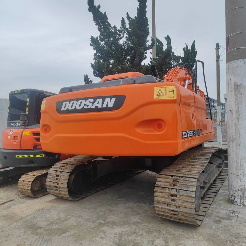 Excavateur Doosan DX225 utilisé de 22,5 tonnes